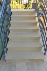 scala in pietra quarzite gialla