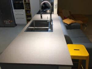 top cucina quarzite grigia