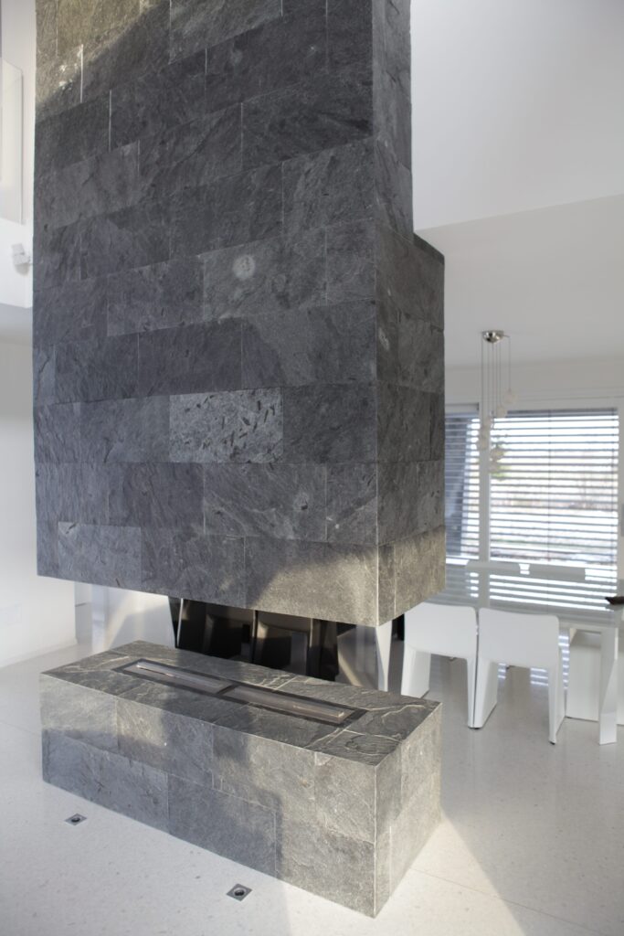 camino moderno in pietra