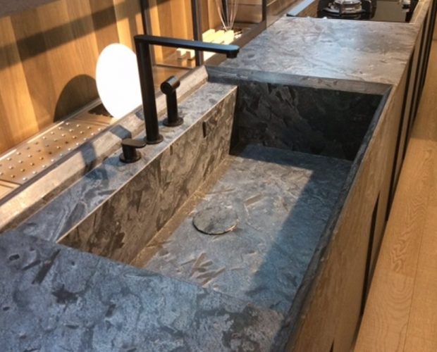 lavandino in pietra naturale e legno, materiali tipici dello stile himalaya